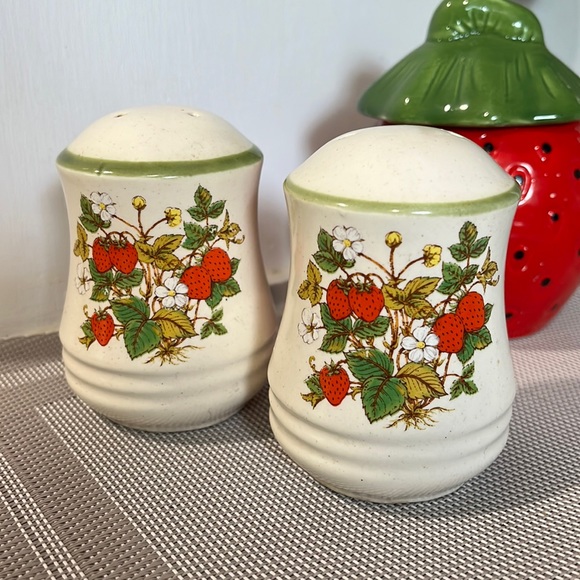 Vintage strawberry plant Salt & Pepper shakers 🍓 - Picture 2 of 5